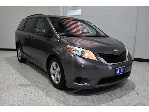 Used 2014 Toyota Sienna LE FWD image 3