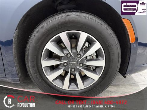 Used 2021 Chrysler Pacifica Touring-L FWD image 12