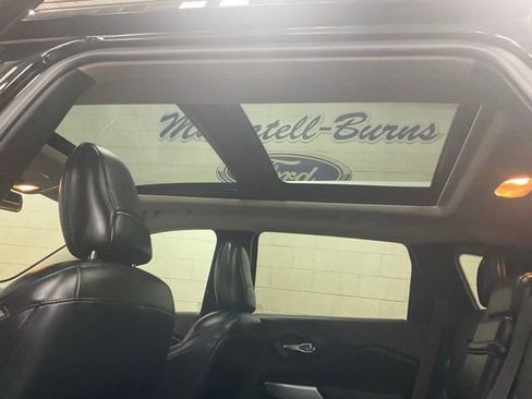 Used 2017 Jeep Cherokee Overland w/ Technology Group image 12