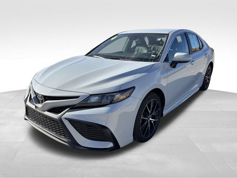 Used 2024 Toyota Camry SE image 3