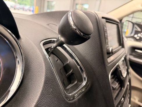 Used 2015 Chrysler Town & Country Touring-L w/ Driver Convenience Group FWD image 31
