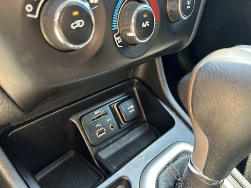 Used 2017 Jeep Cherokee Sport FWD image 14