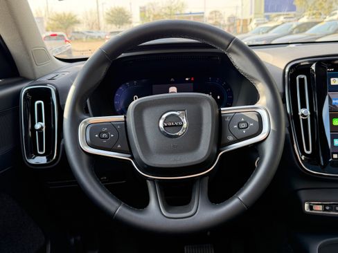 Certified 2025 Volvo XC40 B5 Plus image 17