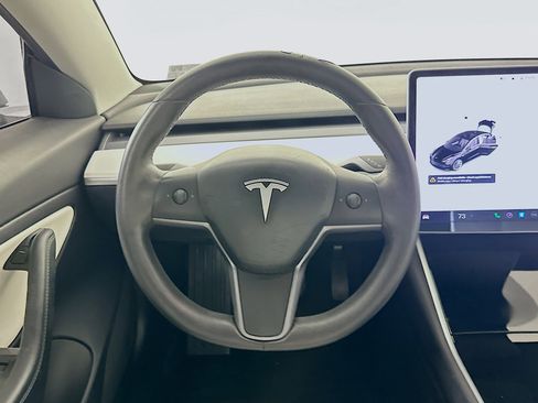 Used 2019 Tesla Model 3 Standard Range image 17