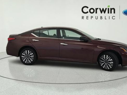 Used 2025 Nissan Altima 2.5 SV AWD/4WD image 7