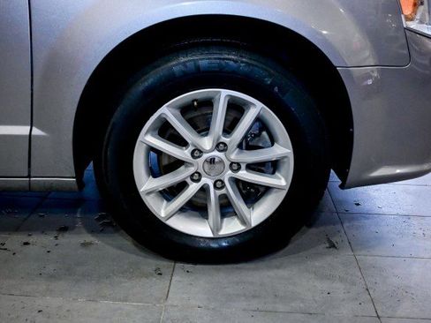 Used 2019 Dodge Grand Caravan SXT w/ Rear Park Assist Package image 38