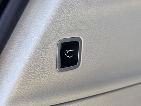 Used 2024 Chrysler Pacifica Touring-L image 16