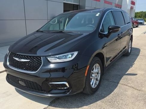 Used 2024 Chrysler Pacifica Touring-L FWD image 2