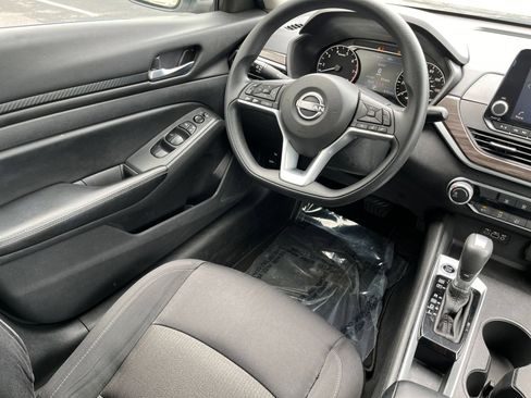 Used 2025 Nissan Altima 2.5 SV FWD image 39
