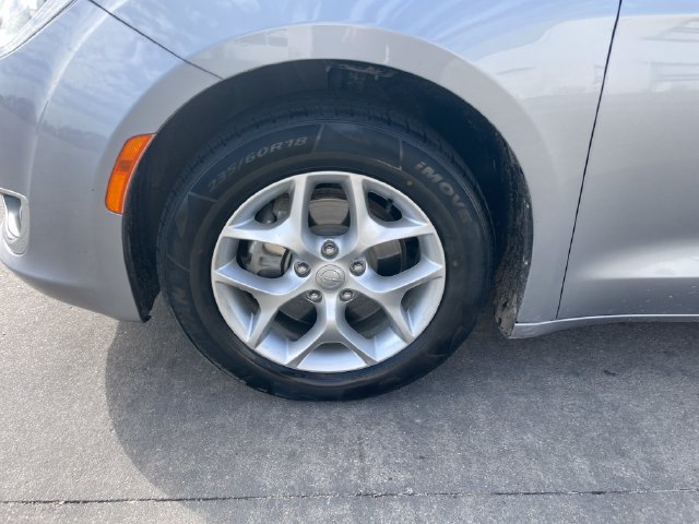 Used 2019 Chrysler Pacifica Touring Plus w/ Tire & Wheel Group FWD image 29