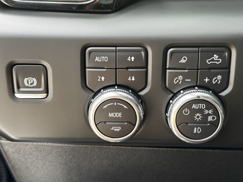 Used 2025 GMC Sierra 2500 AT4 image 27