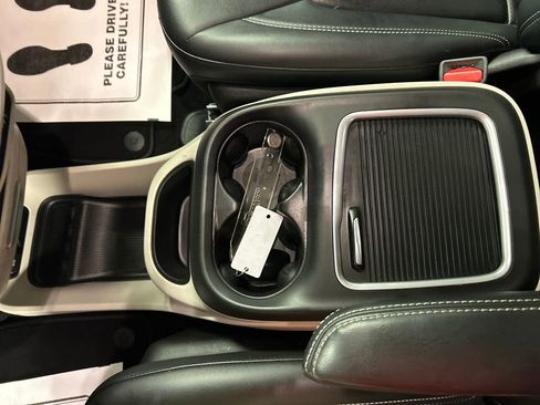Used 2024 Chrysler Pacifica Touring-L FWD image 21