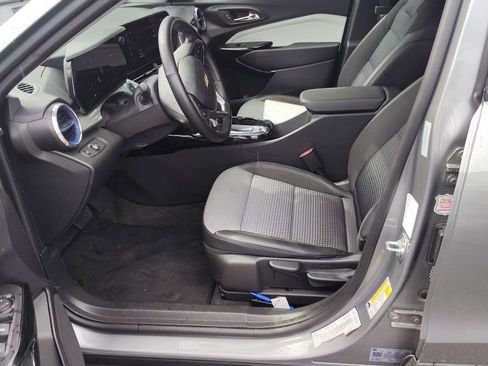 Used 2025 Chevrolet Trax LT w/ LT Convenience Package FWD image 9