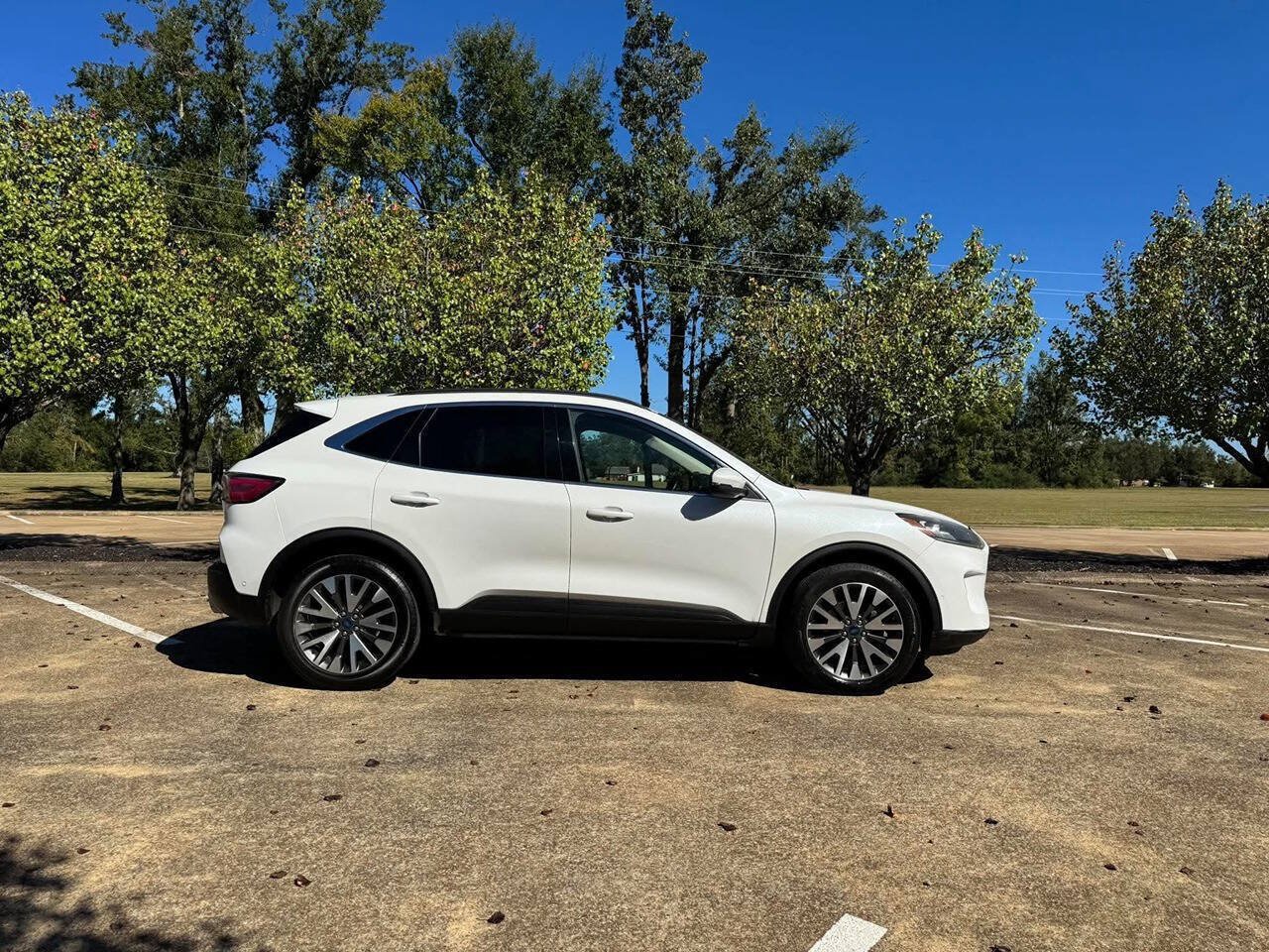 Used 2020 Ford Escape Titanium AWD/4WD image 4