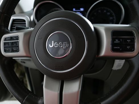 Used 2011 Jeep Grand Cherokee Laredo AWD/4WD image 25