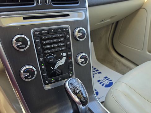 Used 2015 Volvo XC60 T5 Premier w/ Proximity Package image 37