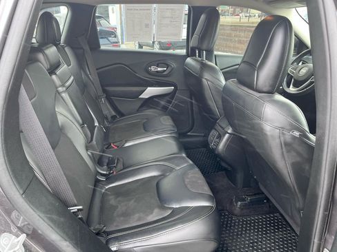 Used 2018 Jeep Cherokee Latitude Plus w/ Comfort/Convenience Group image 16