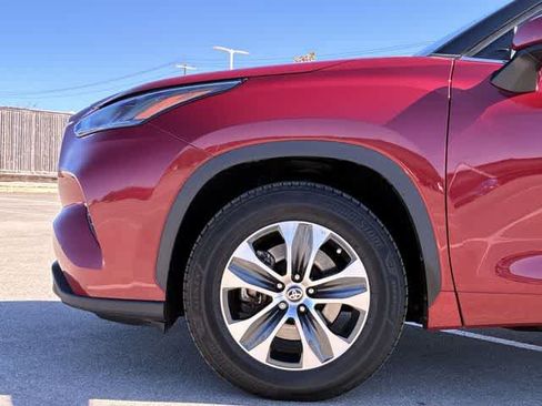 Used 2023 Toyota Highlander XLE image 14
