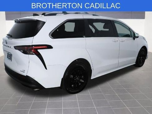 Used 2024 Toyota Sienna LE AWD/4WD image 7