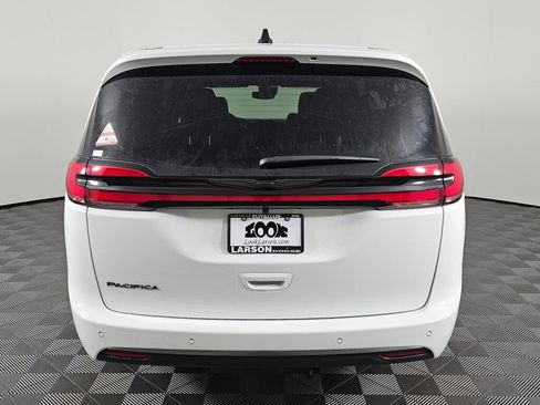 New 2026 Chrysler Pacifica Select image 5