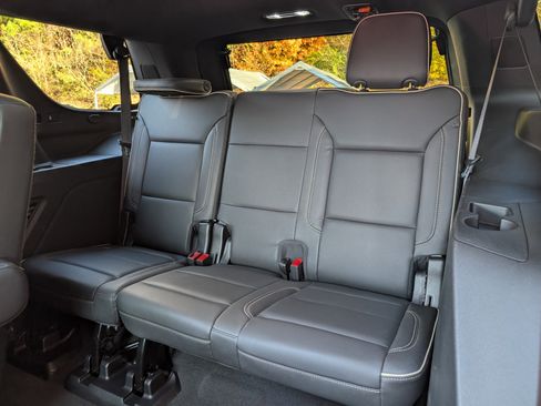 Used 2023 GMC Yukon SLT w/ SLT Luxury Package image 19