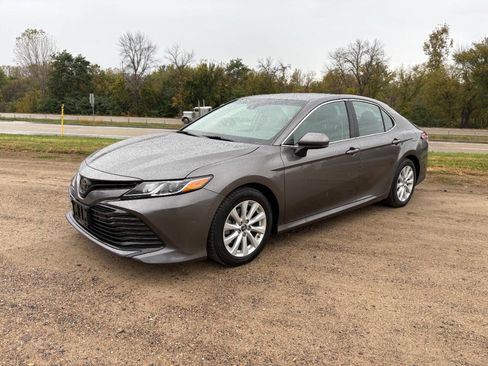 Used 2018 Toyota Camry LE image 5