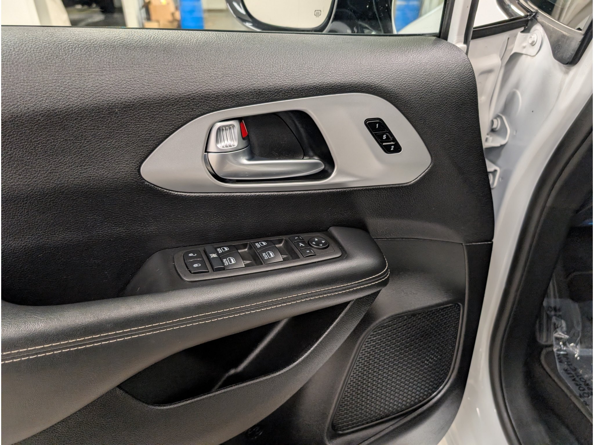 Used 2025 Chrysler Pacifica Limited FWD image 8