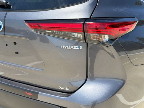 Used 2023 Toyota Highlander XLE AWD/4WD image 5