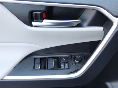 Used 2025 Toyota RAV4 XLE FWD image 17