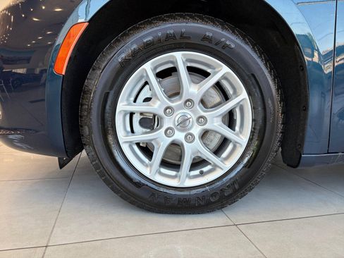 Used 2023 Chrysler Pacifica Touring-L FWD image 11