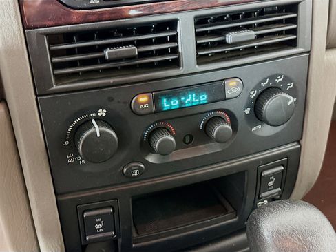 Used 2004 Jeep Grand Cherokee Limited w/ Cold Weather Group AWD/4WD image 19