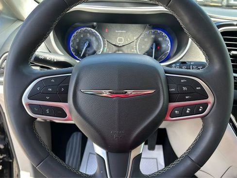 Used 2023 Chrysler Pacifica Touring-L FWD image 17