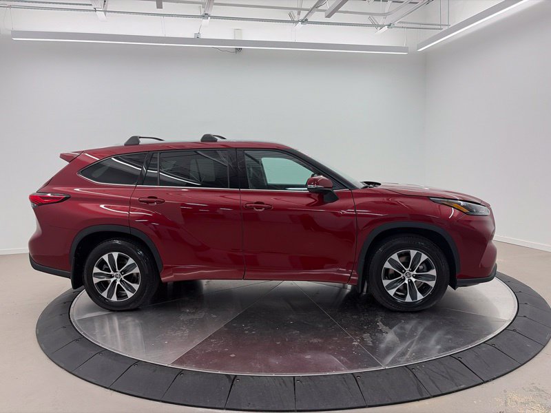 Used 2022 Toyota Highlander XLE AWD/4WD image 2
