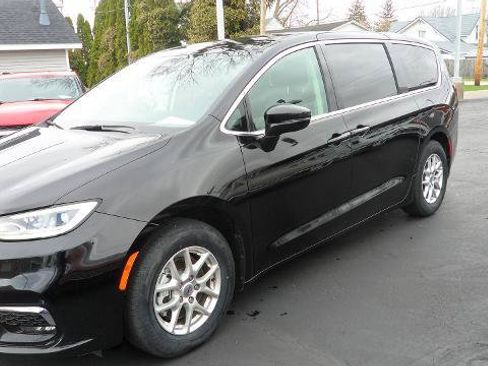 Used 2024 Chrysler Pacifica Touring-L FWD image 1