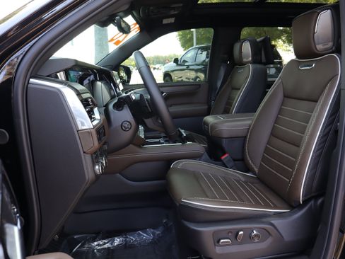 Used 2026 GMC Yukon Denali Ultimate w/ LPO, Floor Liner Package AWD/4WD image 9