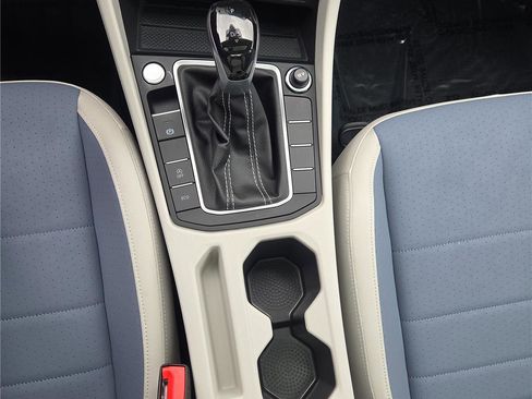 Certified 2025 Volkswagen Jetta SE w/ Sunroof Package image 21