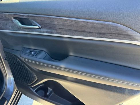 Used 2025 Jeep Grand Cherokee L Limited w/ Black Appearance Package image 10