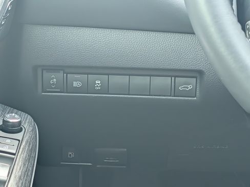 Used 2024 Toyota Venza XLE AWD/4WD image 20