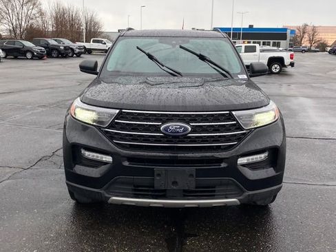 Used 2023 Ford Explorer XLT image 2