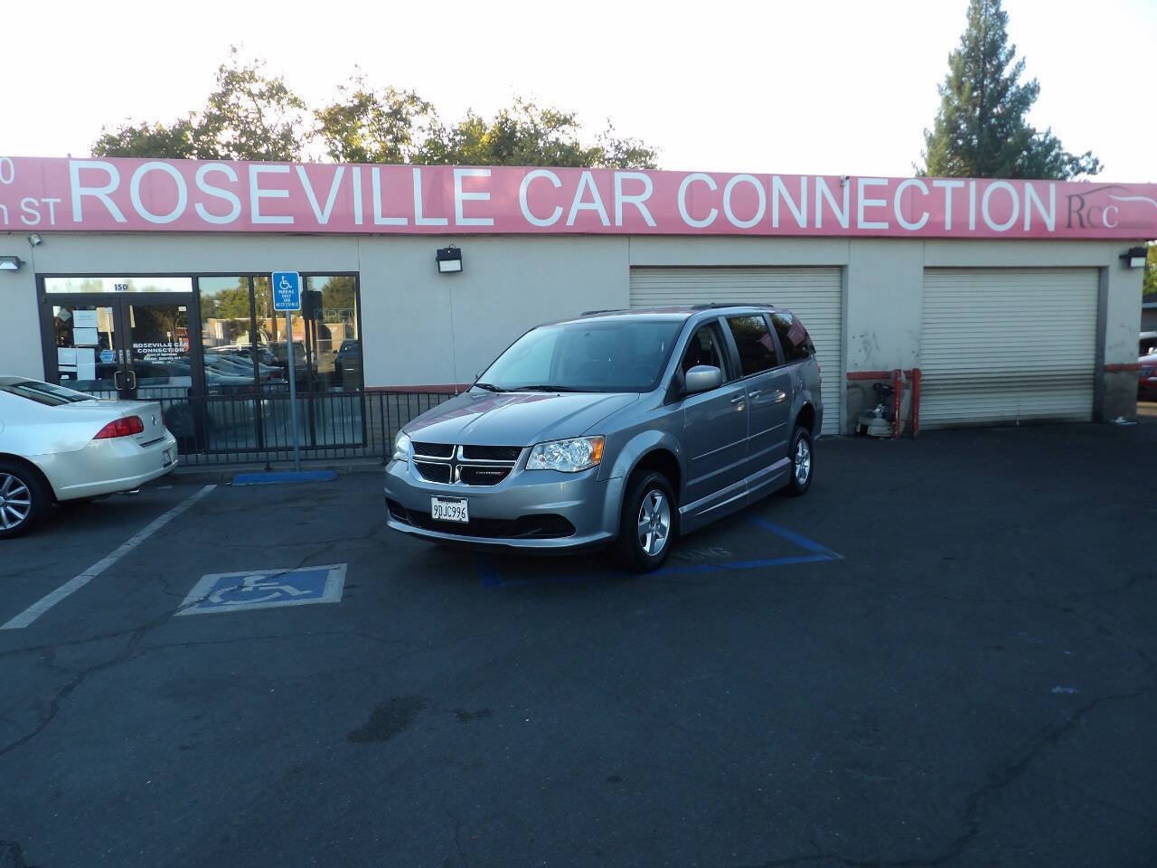 Used 2013 Dodge Grand Caravan SXT FWD image 1