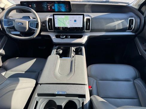 Used 2025 Ford Expedition Active image 12