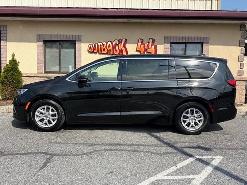 Used 2023 Chrysler Pacifica Touring-L FWD image 34