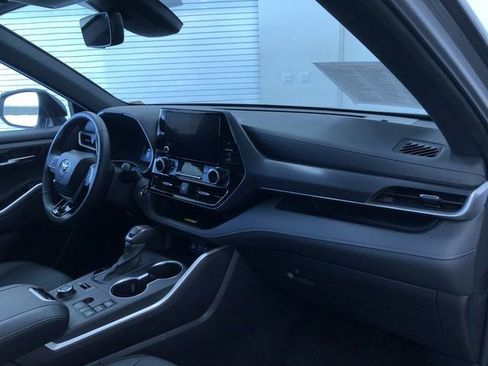 Certified 2025 Toyota Highlander XSE image 25