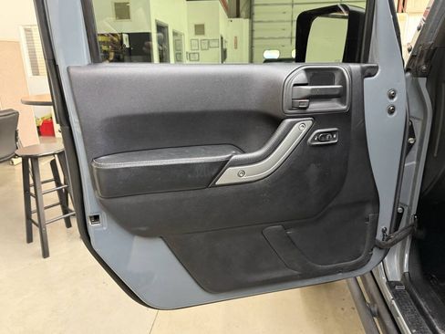 Used 2015 Jeep Wrangler Unlimited Rubicon AWD/4WD image 10