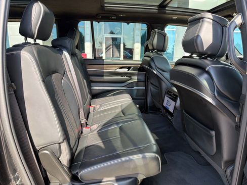 Used 2023 Jeep Grand Wagoneer Series II w/ Flexible Seating Group AWD/4WD image 28