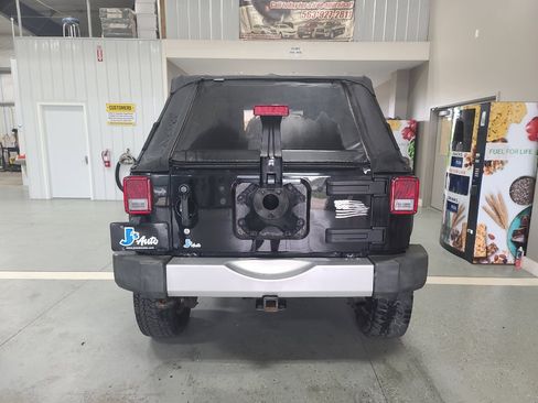 Used 2009 Jeep Wrangler Unlimited Sahara w/ Dual Top Group AWD/4WD image 6