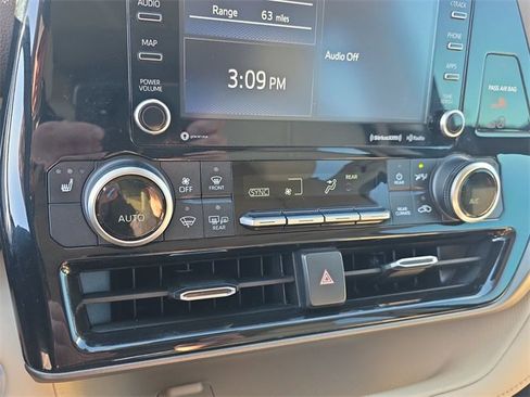 Used 2021 Toyota Highlander XLE image 25