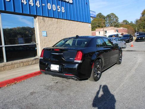 Used 2018 Chrysler 300 Touring w/ Sport Appearance Package image 4