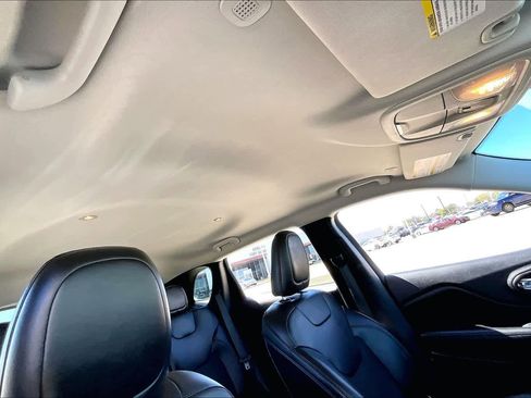 Used 2021 Jeep Cherokee Latitude Plus image 12