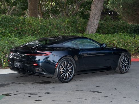 Used 2020 Aston Martin DB11 Coupe image 3